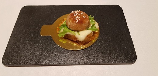 La tapa ganadora del restaurante Mortero, ‘Small Cheese Burguer’, una falsa hamburguesa de morros de cerdo  con coliflor al verdejo Menade.